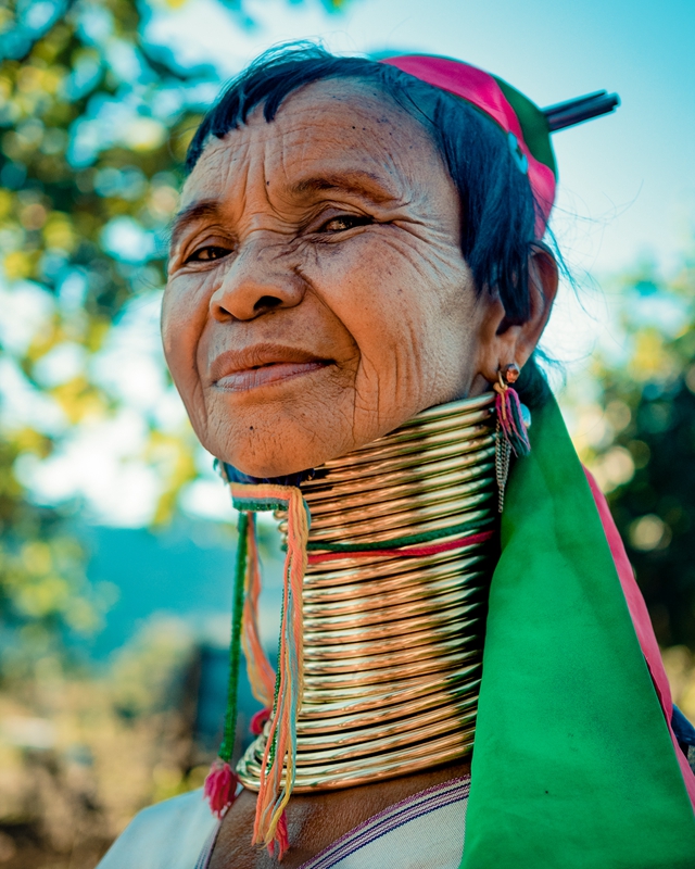 摄影师探访东南亚原始部落 记录克杨族长颈女