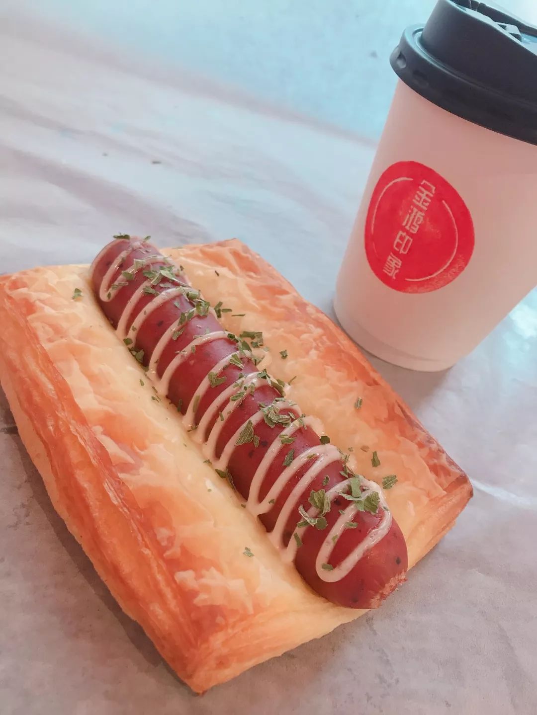 热狗包也是一款当下十分有人气的面包了一整只热狗镶嵌在面包当中附上