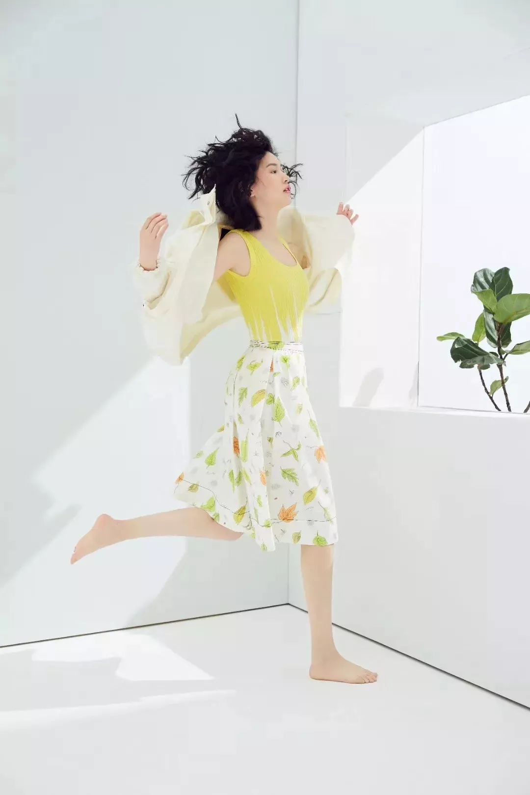 青春永驻的"她"纵情初夏 出镜《fashionvista》五月封面_郭艳