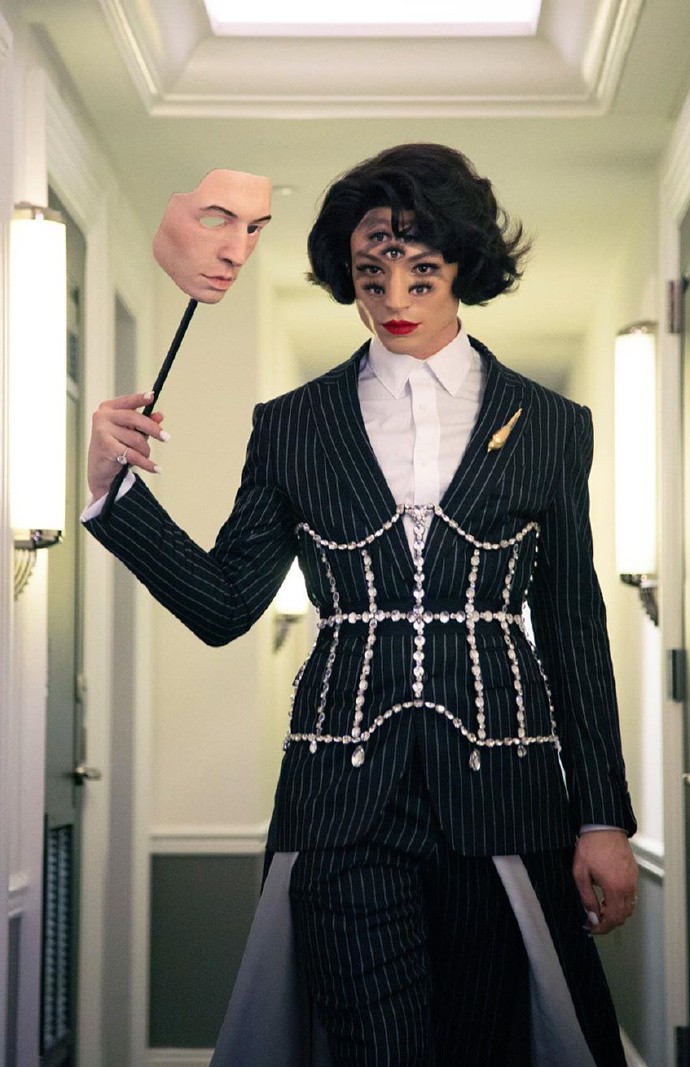 坎普风格虽然有点夸张,但是参加这样一个晚宴蛮有趣的,各种造型别出新