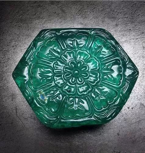 莫卧儿王朝雕刻宝相花祖母绿饰▲莫卧儿王朝祖母绿雕刻花草饰片—莫