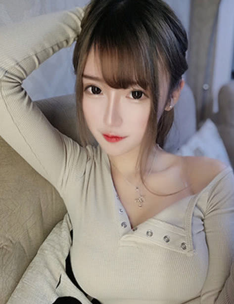 之前的一些事情也被拔了出来,原来他是斗鱼直播平台的二次元板块一姐
