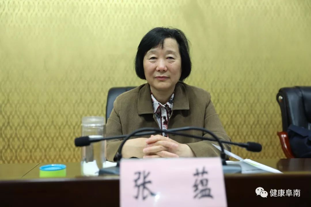 会上,县人大常委会主任张蕴宣读全县健康促进示范村,健康家庭,健康