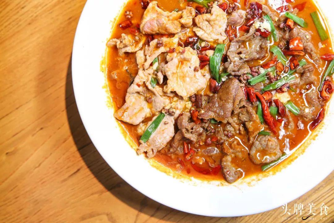 超大份的水煮双拼,分量也是杠杠的, 足够两到三个人一起分享,最快活的