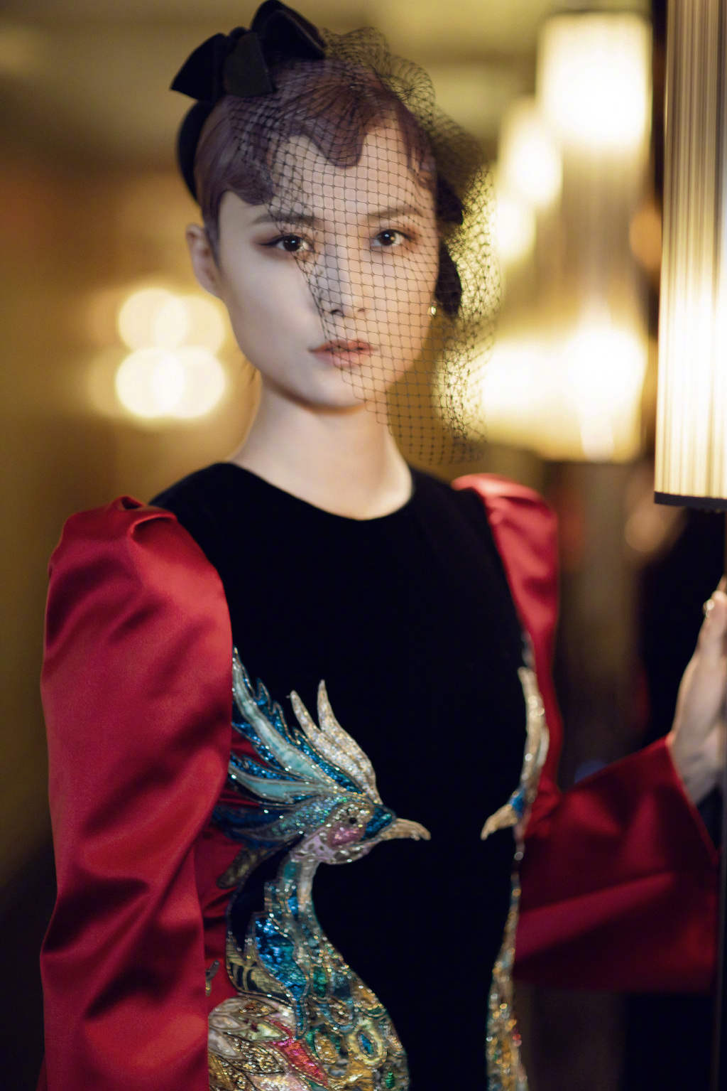 李宇春美得惊艳四方一袭孔雀刺绣长裙配铜钱头魔幻又优雅