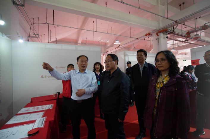 查看完世纪仁和工业开发中心项目后,陈代华一行前往仁和镇平各庄村
