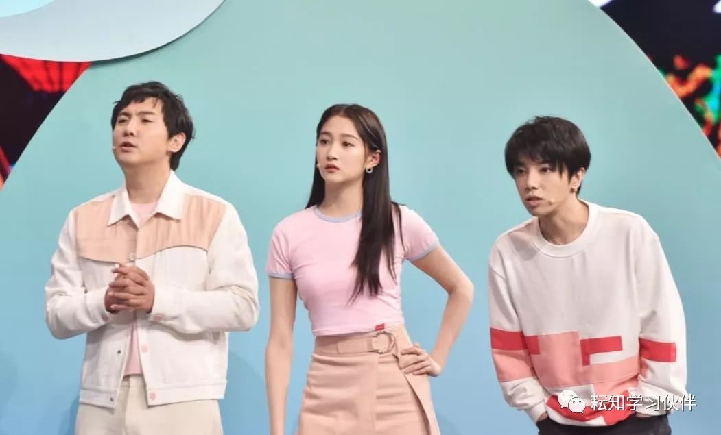 以为关晓彤短裙够美了直到看见贾玲波浪裙才知腿细也是错