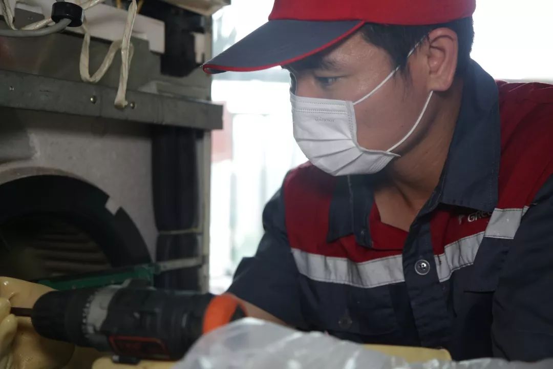 这才是空调安装维修师傅最正确的打开方式暖心