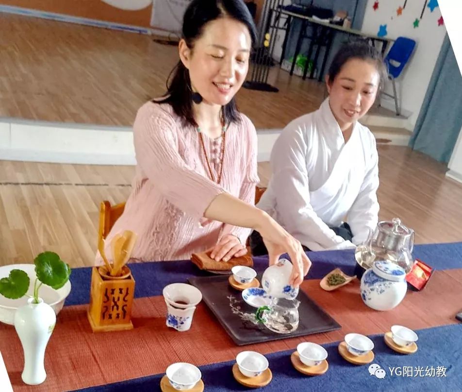 邓老师与孩子互动:请孩子们上台来品尝,请幼儿看一看,闻一闻,尝一尝茶