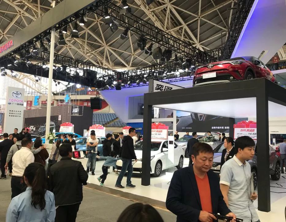 在中南体育会展中心 本次车展涵盖南通90%以上的汽车品牌,包括豪华车