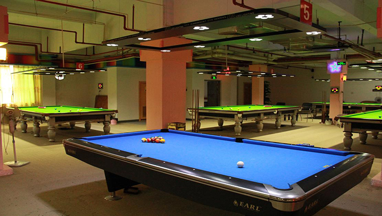 利用空间最大限度的进行台球桌的摆放,在摆放布局中减少人的活动范围