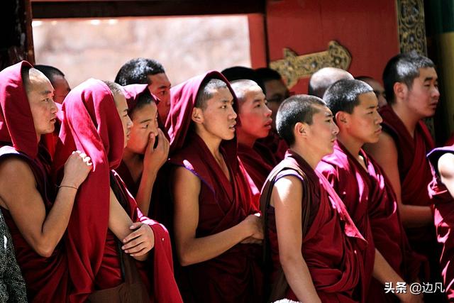 实拍色拉寺里激烈的辩经场景!