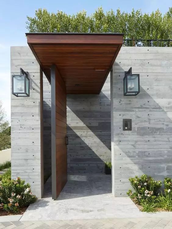 与衬托,庭院里刻意保留着的斑驳水泥墙,其实比金碧辉煌更具艺术效果