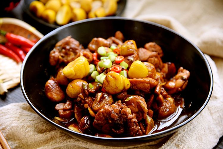 板栗炒鸡,女人和孩子爱吃的菜,口感软糯顺滑,入口难忘