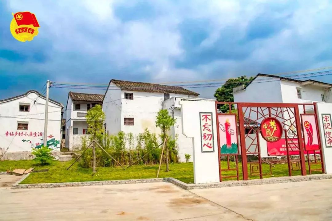 潮美狮峰村青山飞白鹭绿水游鱼欢