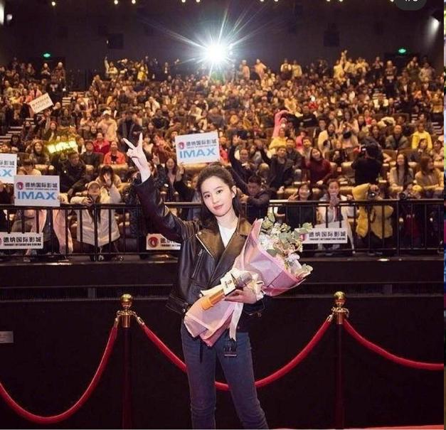 明星和粉丝合影杨幂用心周冬雨像假小子而杨颖却被粉丝抢镜