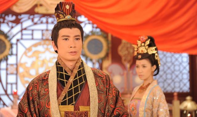 后来他被封为了光王,但是仍然被人称之为傻子,其实他并不傻,他知道