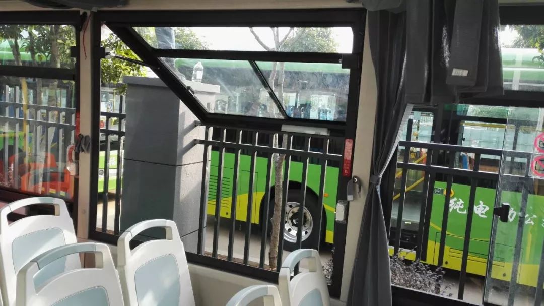 只需两秒就能打开生命通道快来学学公交车逃生秘诀
