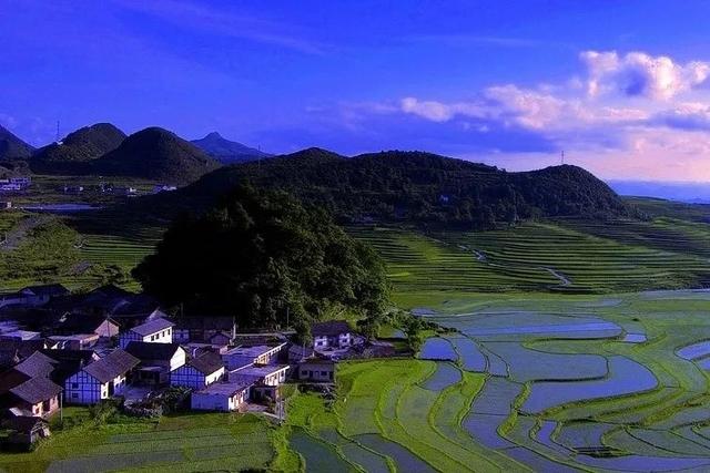 北盤江野鍾梯田北盤江野鍾梯田位於水城縣野鍾鄉新發村,村內地形北高