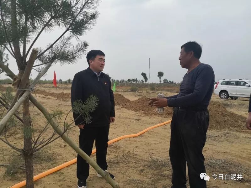 随后,调研组人员与我镇周满仓同志和企业负责人就如何利用"抓村带户"