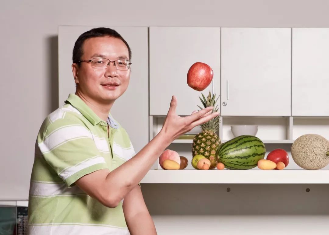 "每日优鲜联合创始人兼总裁曾斌笑着说.