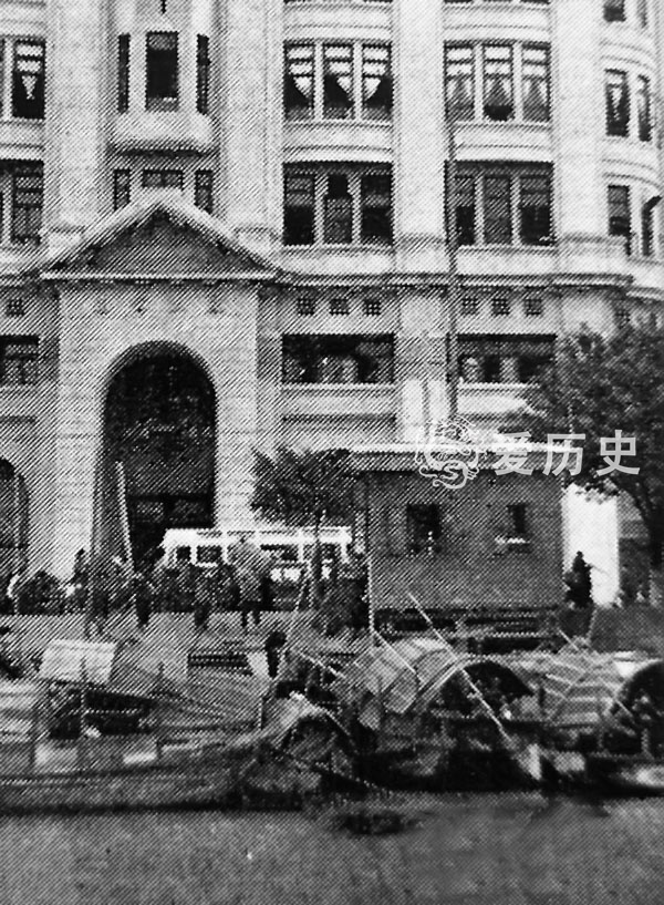 原创50年代广州珍贵老照片:店铺前抓蛇的大叔 新堤上村里最靓的仔