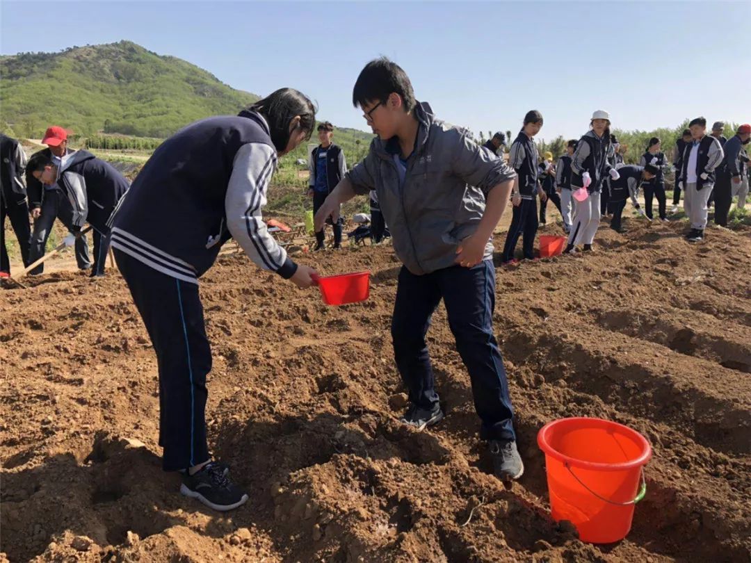 学农季1十个一行动走进希望的田野青岛六中学农活动开营啦