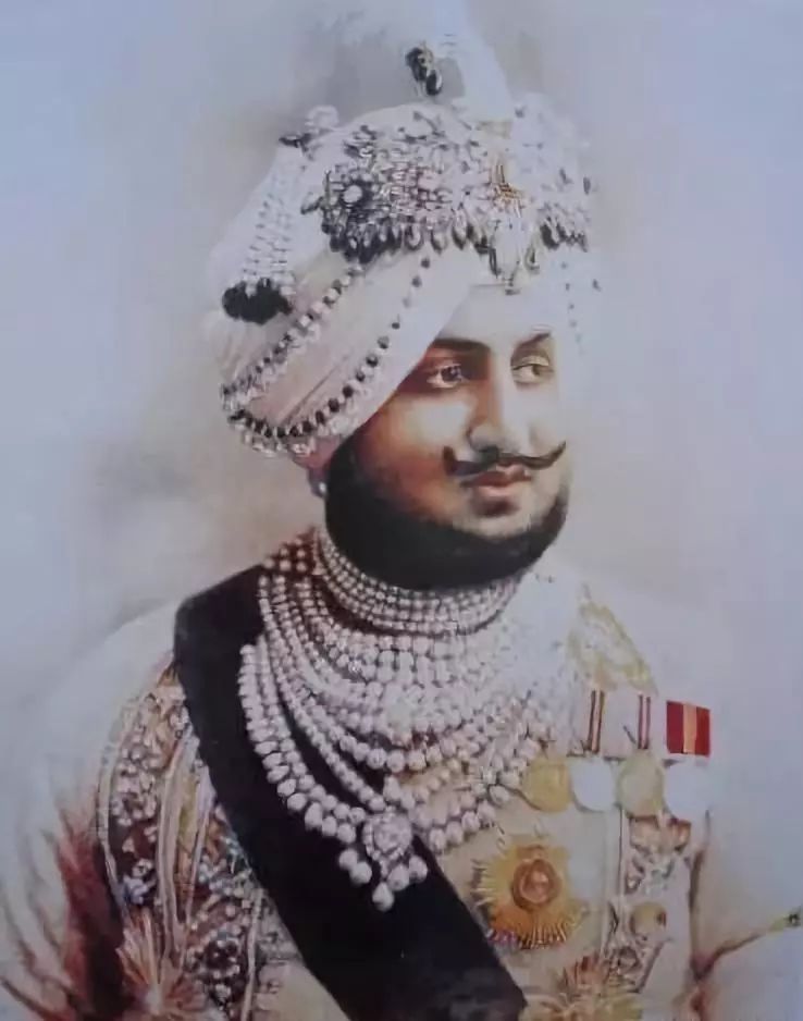 bhupindersingh似乎并没有留下带着"帕提亚拉项链"的照片,他流传最广