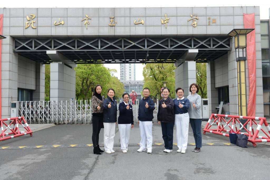 四月二十二日,应昆山市玉山中学邀请,志工李青,邬金玉,卫丽娟,李经协