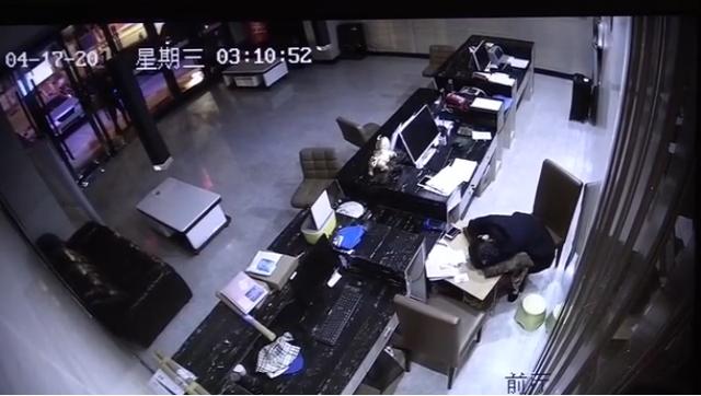 惊险!凌晨3点半酒店前台服务员趴桌睡觉 男子持刀撑伞而入