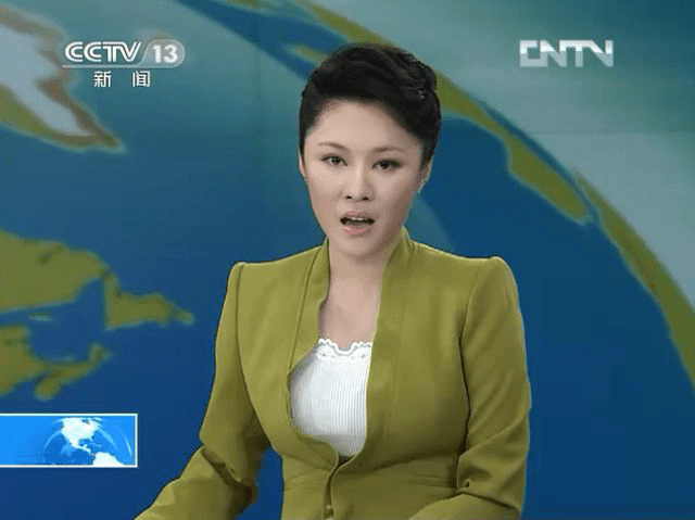 央视素颜美女主播紫凝因直播中玩手机出名兴趣爱好太接地气