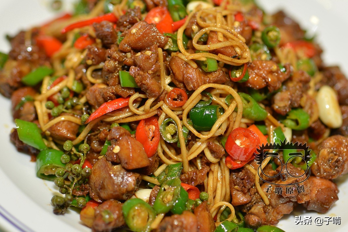 双椒鸡捞面足够两人吃,58元一份鸡肉感觉比面还多,面量太实在了