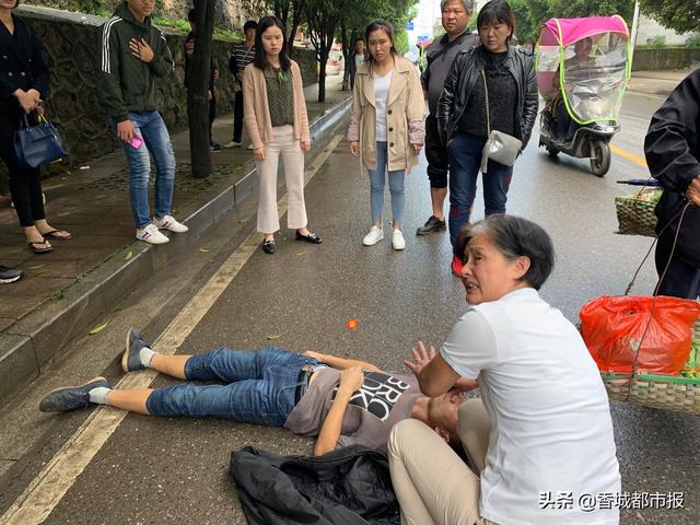 咸宁男子路边突然晕倒,社区职工热心市民出手相助 温泉街头上演暖心