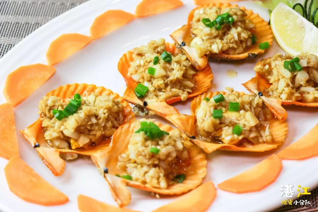 蒜蓉酱料和扇贝的相结合扇贝吸收了蒜蓉的香令扇贝吃起来幼嫩鲜香火焰