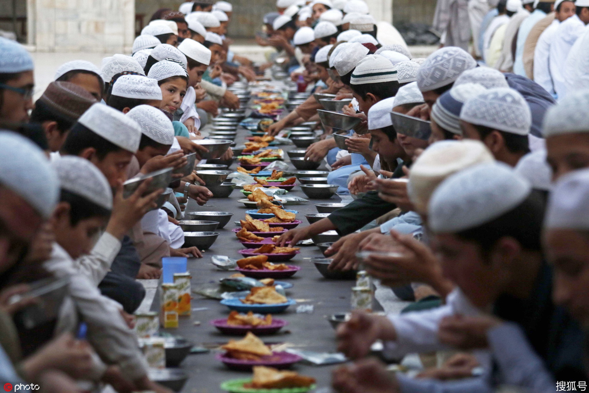 世界各地穆斯林迎斋月 聚集祷告集体用餐场面壮观