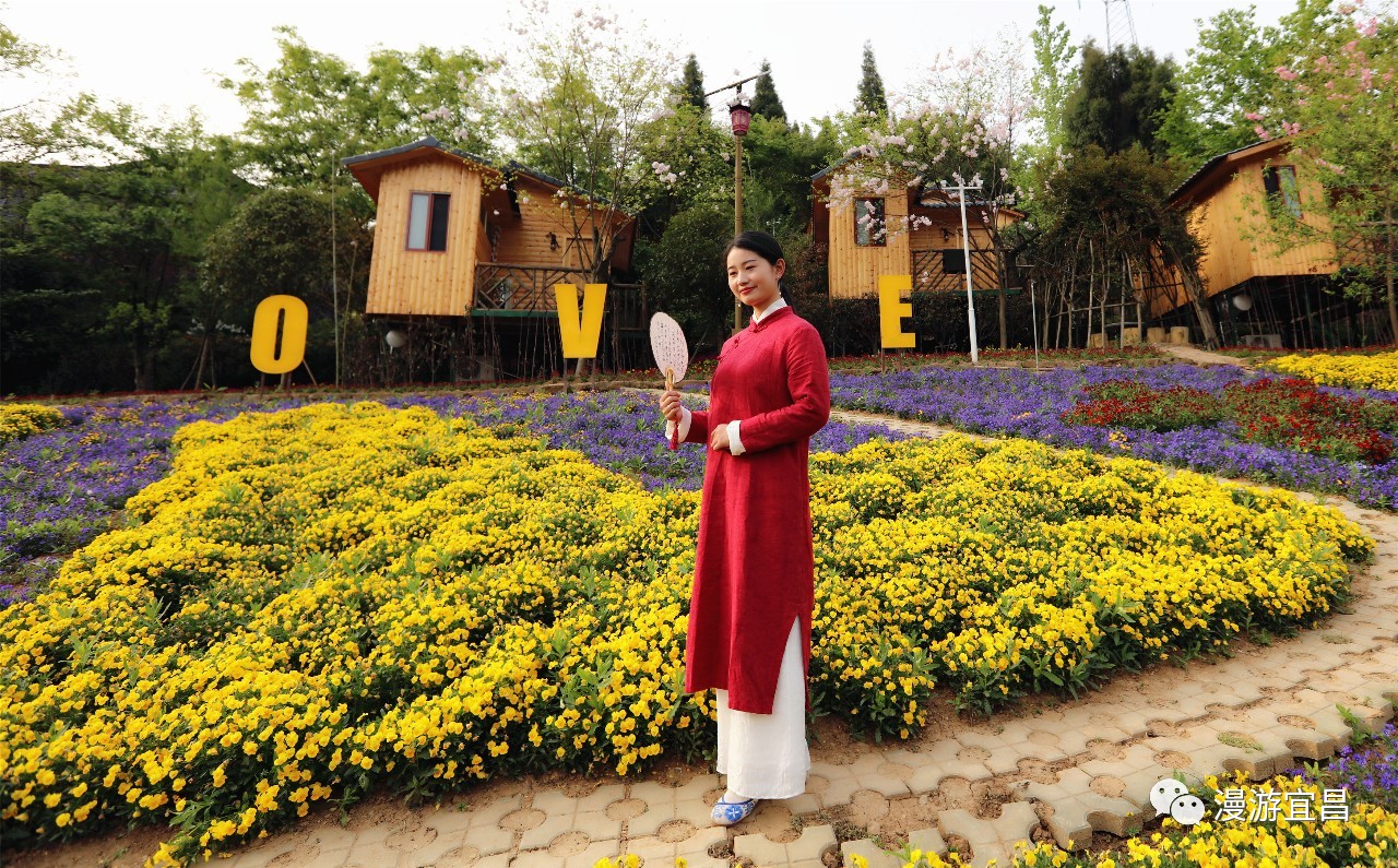 携汉服美女,来一场山水之约!