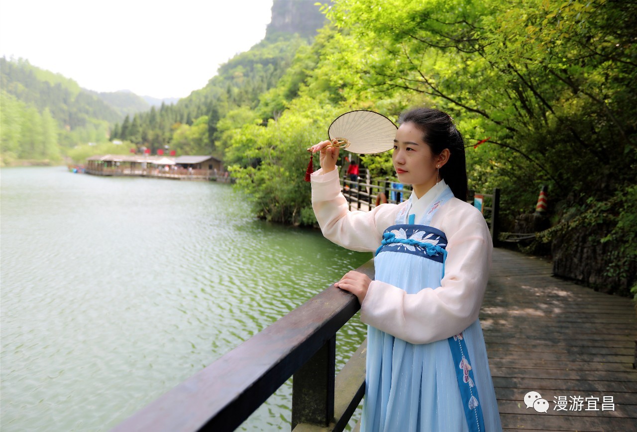 携汉服美女,来一场山水之约!