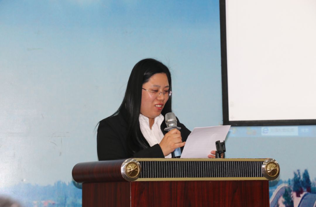 张文慧老师代表优秀新员工上台分享招生经验