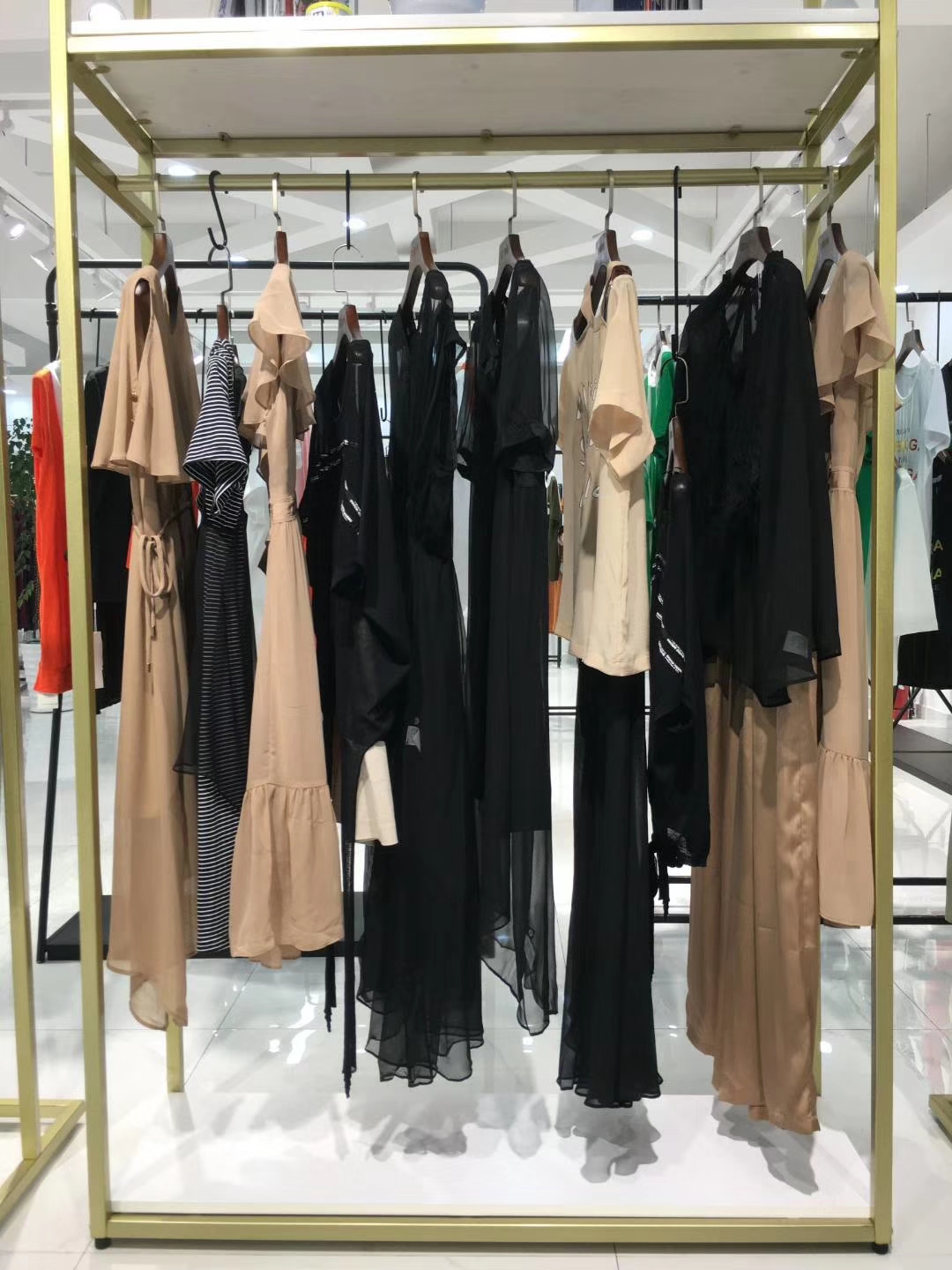 艾尔利斯19年夏 品牌折扣女装店货源 杭州品牌折扣女装市场