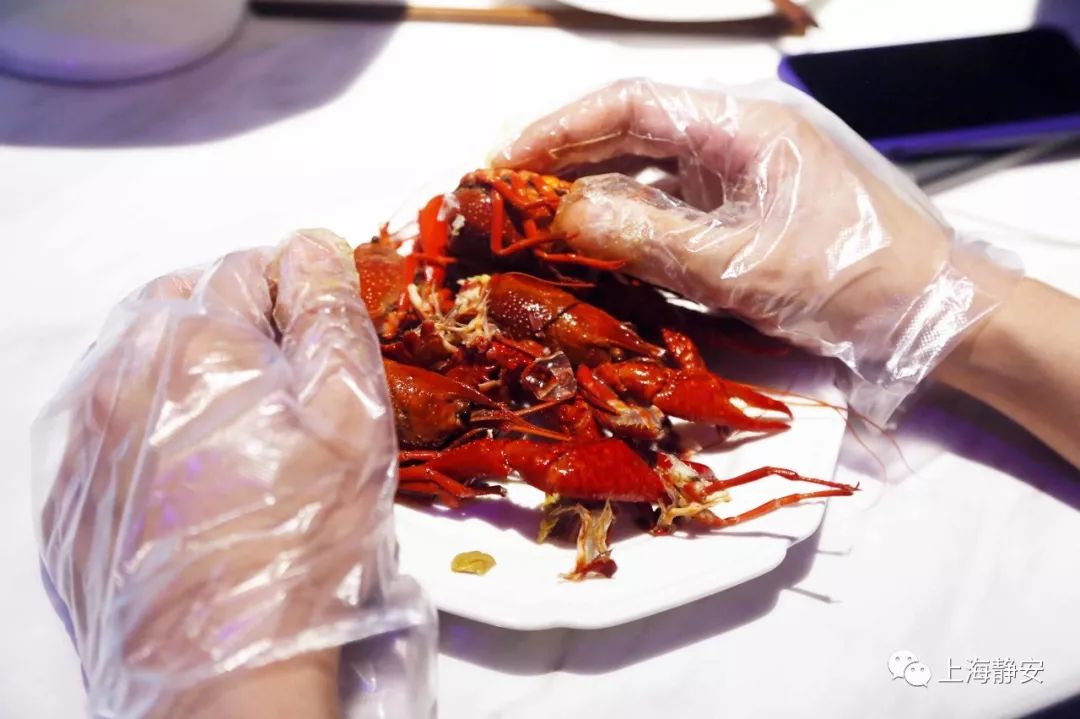 新职业剥虾师日挣200元!网友:多年练的功夫可以赚钱了!