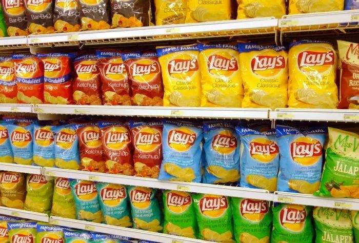 我勒个去乐事薯片吃出死蚂蚁温哥华这些吃的一搜真的吓一跳