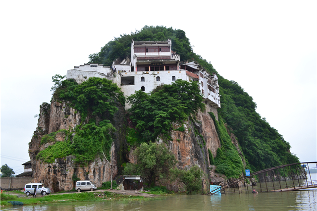 长江有座神秘"孤岛",一座庙就占了半座山,就在安徽,江西交界_孤山