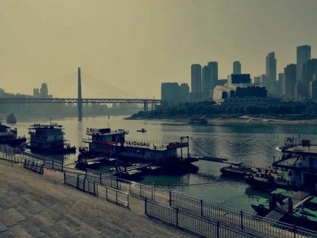 倪熊重庆历史长河演变的朝天门码头