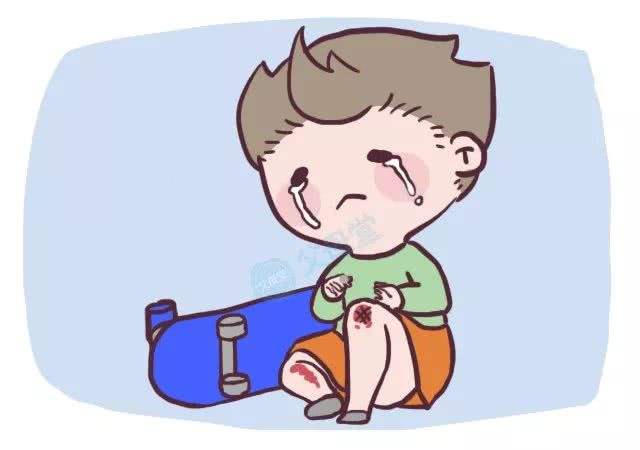 摔伤.轻微的擦伤,妈妈需要做伤口清洁.