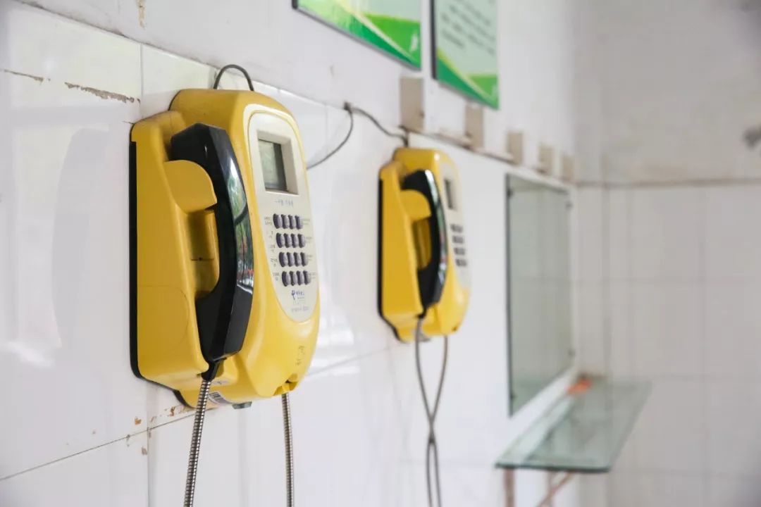 最挂念的是床头那个座机,几乎每天晚上都有同学会讲上一回电话,打回家