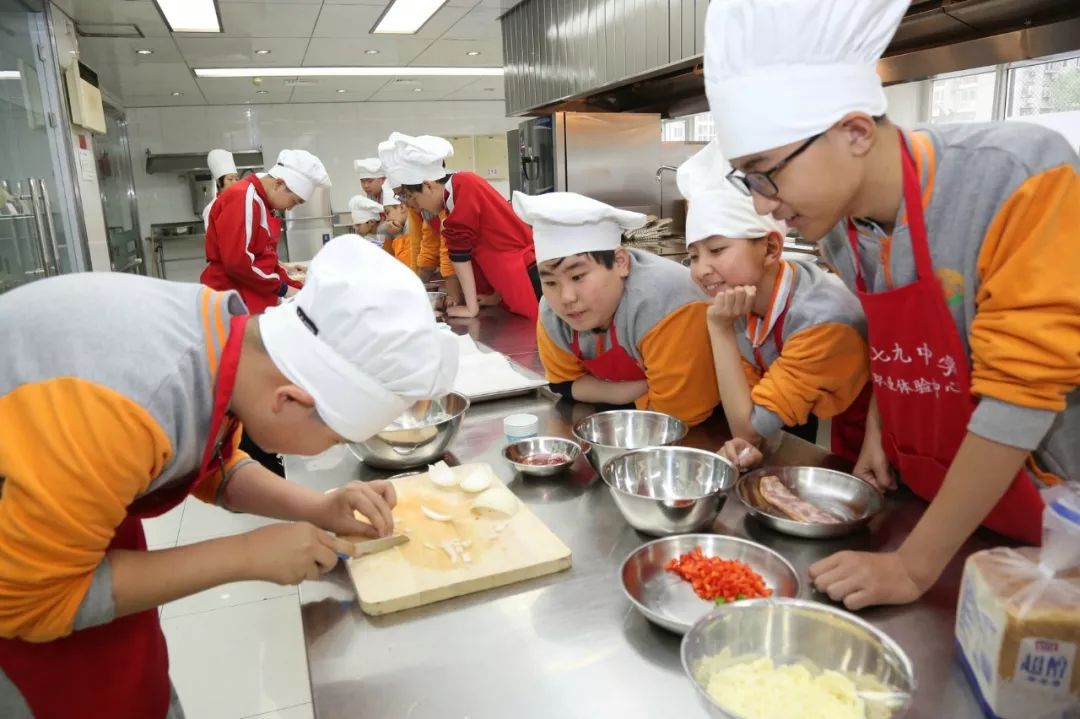 阳春绿意浓实践体验忙走进179中学职业体验中心