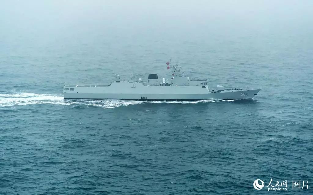 雷声摄△"张掖"号导弹护卫舰(舷号541)"张掖"号导弹护卫舰人民网记者