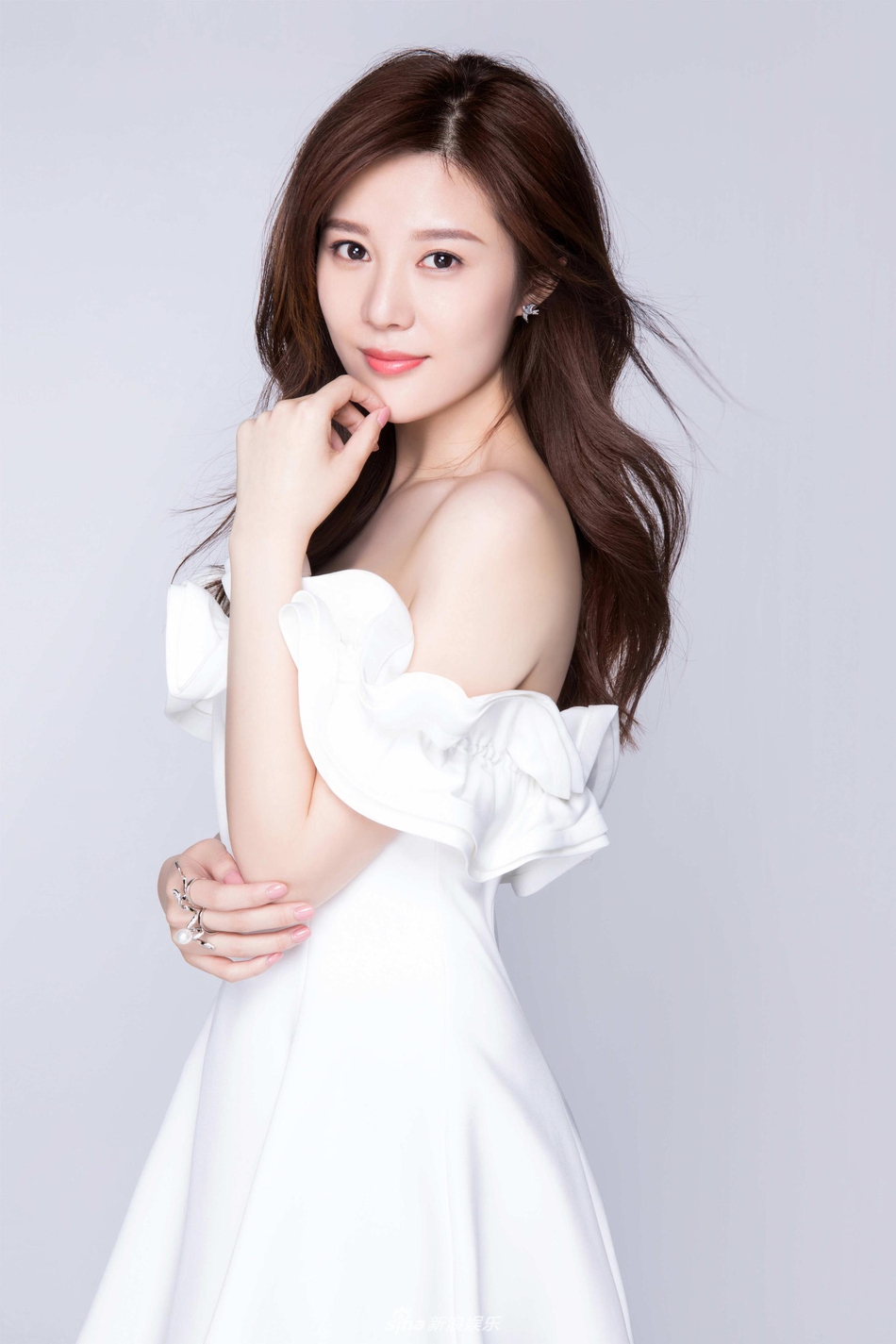 "最清纯西施"邬靖靖纯白写真曝光,荷叶边抹胸裙优雅浅笑!