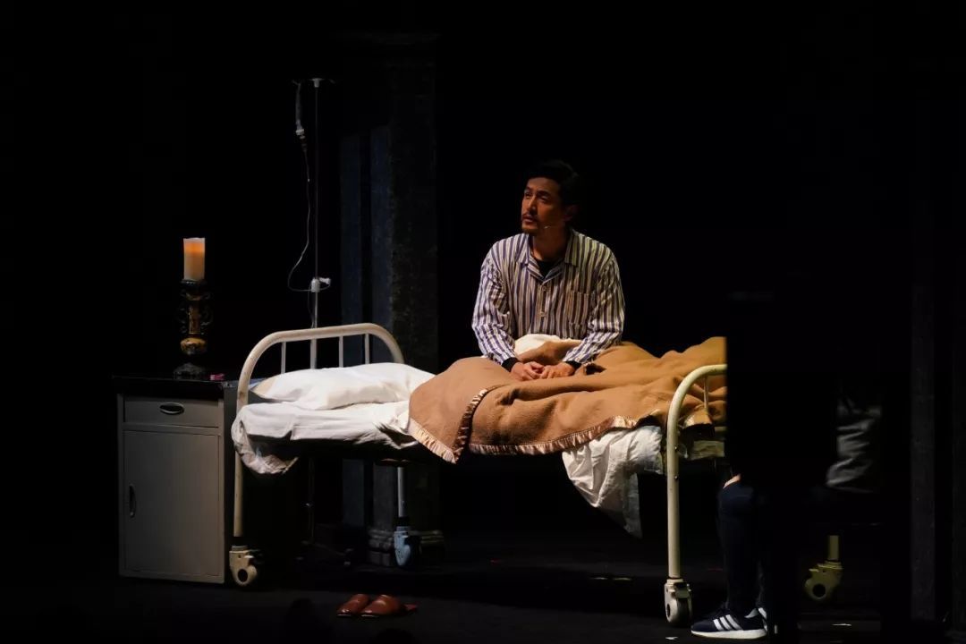 赖老师从聆听五号病人的故事,开始了整个《如梦之梦》的 故事.