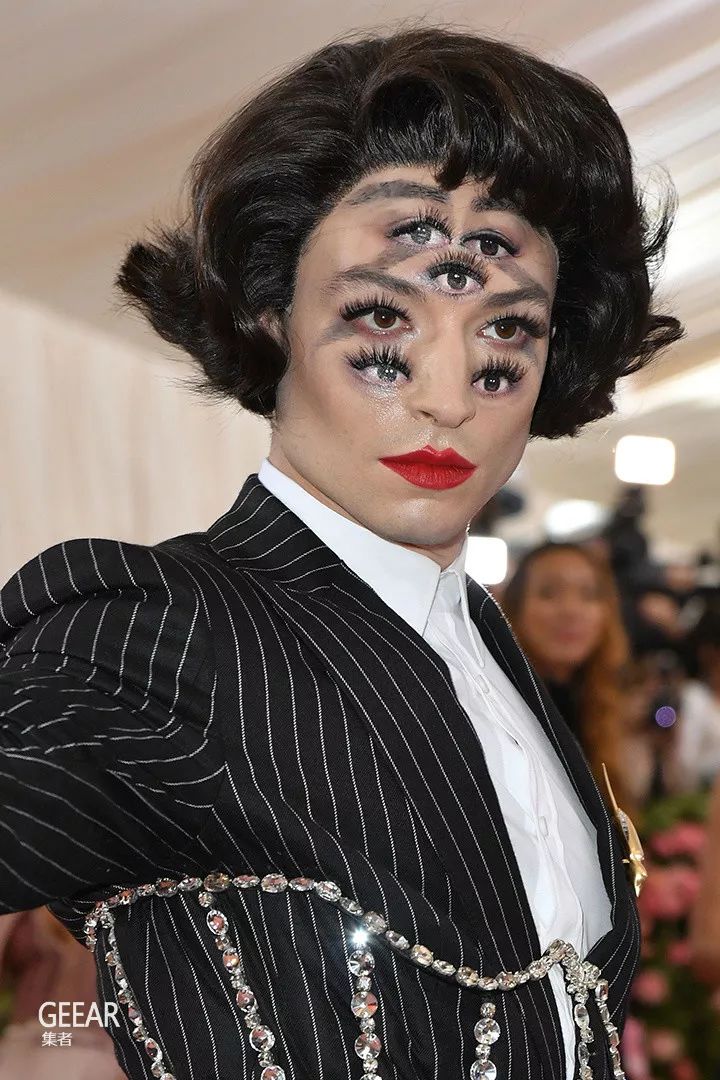 g怪美 | 2019年met gala最贴合主题的时尚妆容——搞怪大王埃兹拉